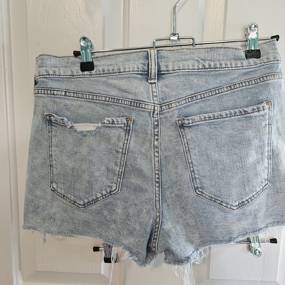 Old Navy Distressed Light Blue Denim Boyfriend Shorts Women's Sz 8 - Picture 5 of 10